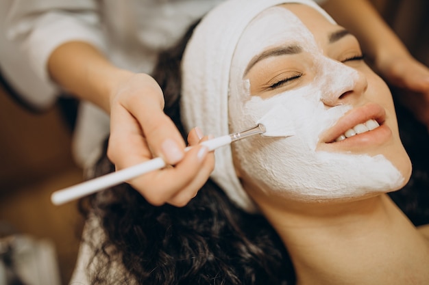 Mulher visitando cosmetologista e fazendo procedimentos de rejuvenescimento