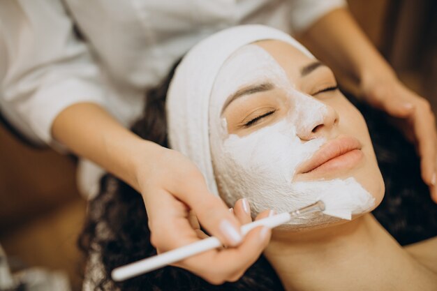 Mulher visitando cosmetologista e fazendo procedimentos de rejuvenescimento