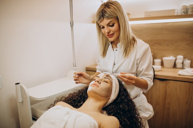 Mulher visitando cosmetologista e fazendo procedimentos de rejuvenescimento