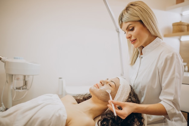 Mulher visitando cosmetologista e fazendo procedimentos de rejuvenescimento