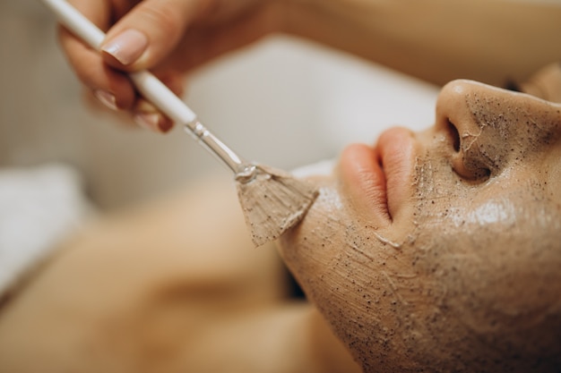 Mulher visitando cosmetologista e fazendo procedimentos de rejuvenescimento