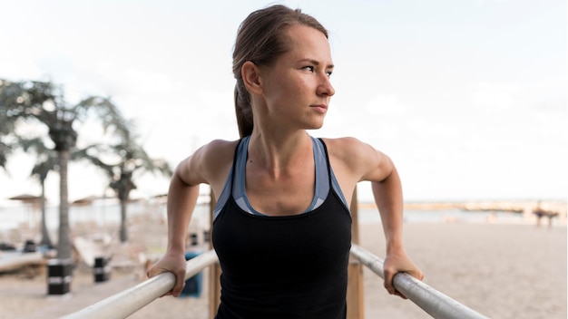 Foto grátis mulher vista frontal se exercitando em roupas esportivas