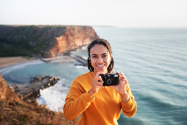 Foto grátis mulher vista frontal, segurando câmera