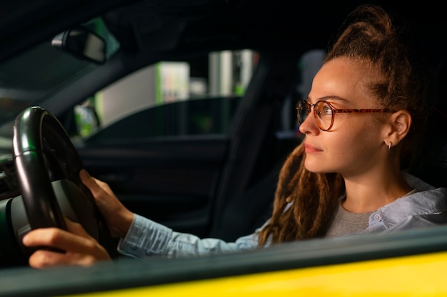 Foto grátis mulher vista lateral em posto de gasolina