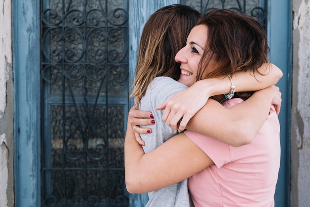 Foto grátis mulheres abraçando perto da porta