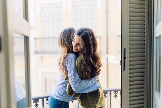 Foto grátis mulheres, abraçando, sacada