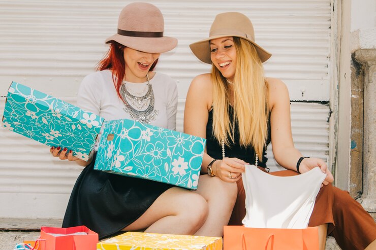 Foto grátis mulheres abrindo caixas com compras