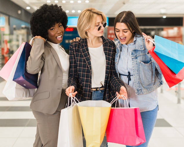 Foto grátis mulheres adultas felizes compras juntos