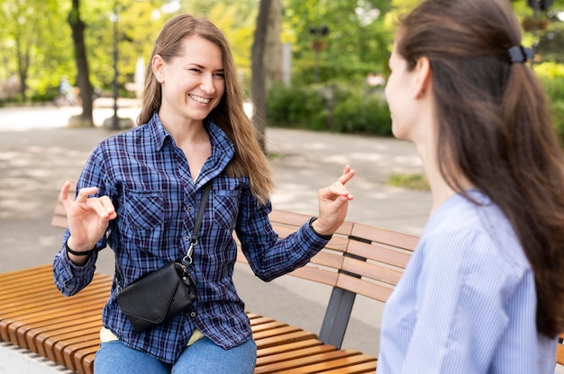 Mulheres adultas se comunicando através da linguagem gestual