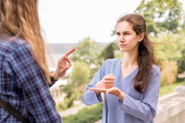 Mulheres adultas se comunicando através da linguagem gestual