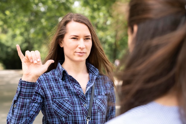 Mulheres adultas se comunicando através da linguagem gestual