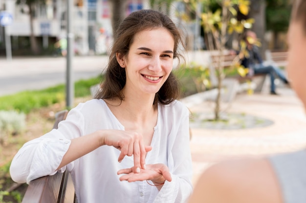 Mulheres adultas se comunicando através da linguagem gestual