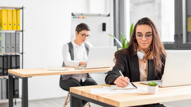 Mulheres adultas trabalhando no projeto