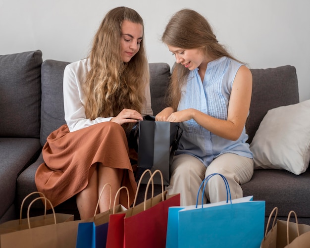 Mulheres adultas verificando compras juntas