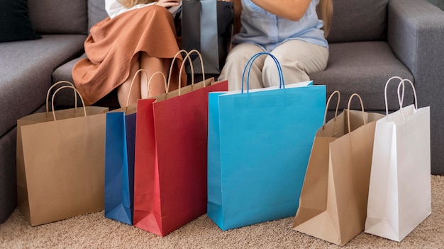 Mulheres adultas verificando compras juntas