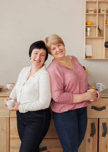 Foto grátis mulheres adultos sorrindo dentro de casa