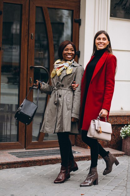 Mulheres afro-americanas e caucasianas na rua