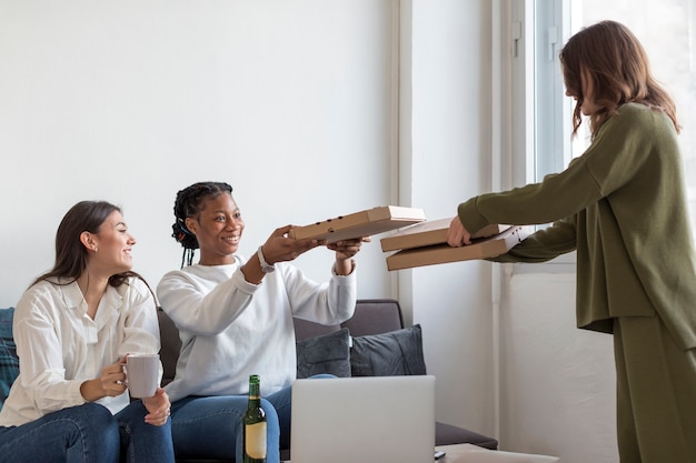 Mulheres almoçando em casa