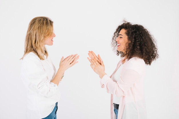 Foto grátis mulheres batendo palmas