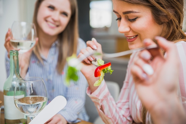 Mulheres bonitas, aproveitando a refeição