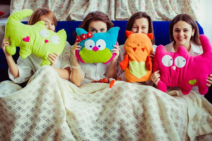 Foto grátis mulheres bonitas com brinquedos engraçados.