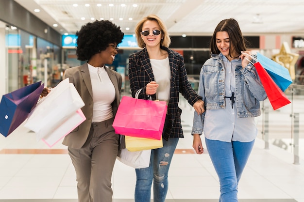 Foto grátis mulheres bonitas, compras juntas