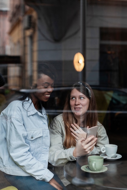 Mulheres bonitas dentro tiro médio