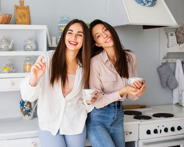 Mulheres bonitas, desfrutando de café