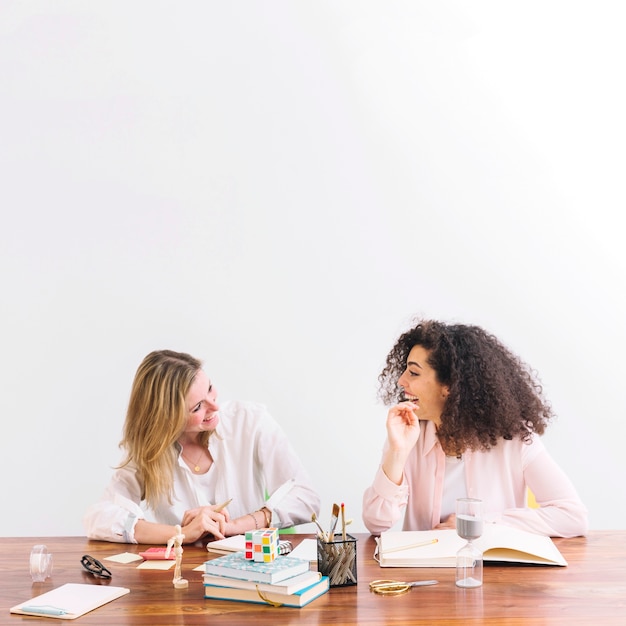 Mulheres bonitas estudando juntas