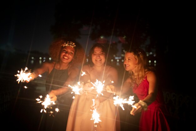 Mulheres bonitas na noite da formatura