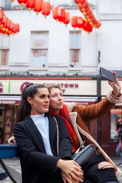 Foto grátis mulheres bonitas passando bons momentos juntas