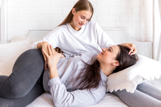 Mulheres bonitas que olham se na cama