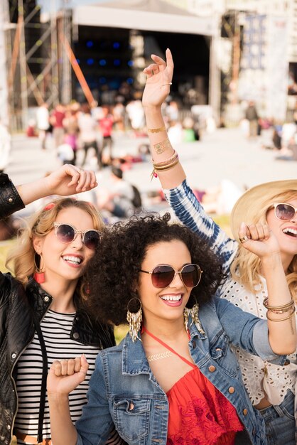 Mulheres bonitas se divertindo juntas