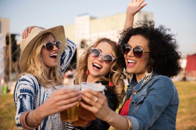 Mulheres bonitas se divertindo juntas