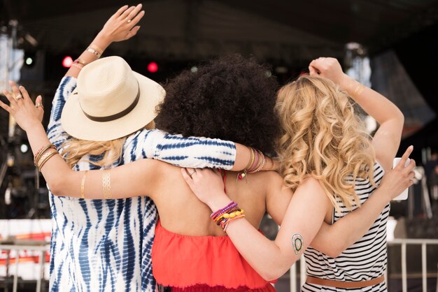 Mulheres bonitas se divertindo juntas