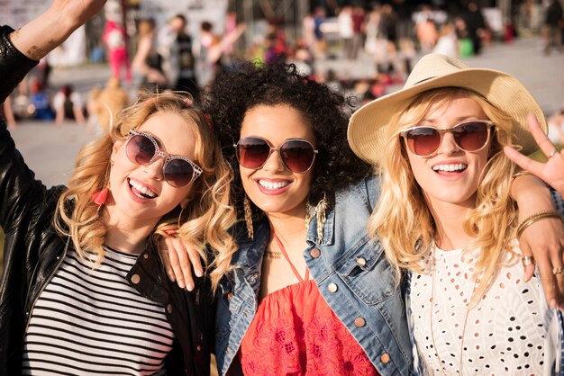 Mulheres bonitas se divertindo juntas