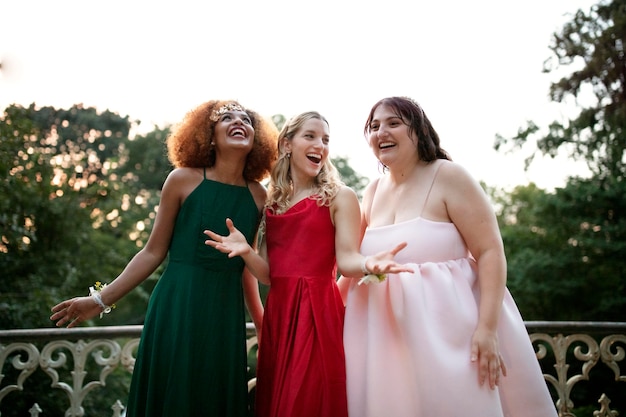 Mulheres bonitas se divertindo na festa de formatura