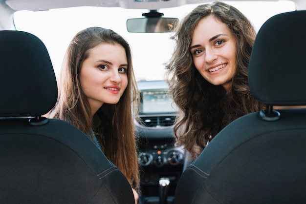 Mulheres bonitas sentado no carro