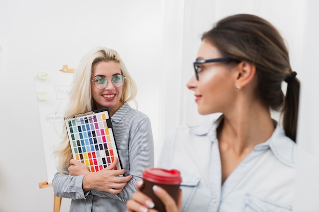 Mulheres bonitas sorridentes, olhando um ao outro