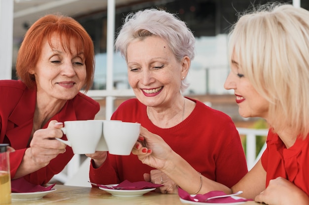 Foto grátis mulheres bonitas tomando um café