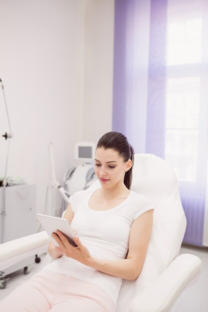 Mulheres bonitas usando tablet digital