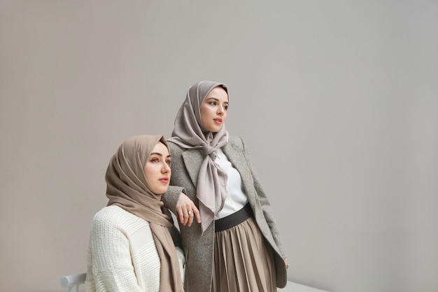 Mulheres bonitas vestindo hijab