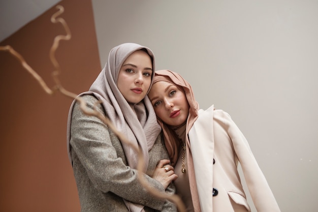 Foto grátis mulheres bonitas vestindo hijab