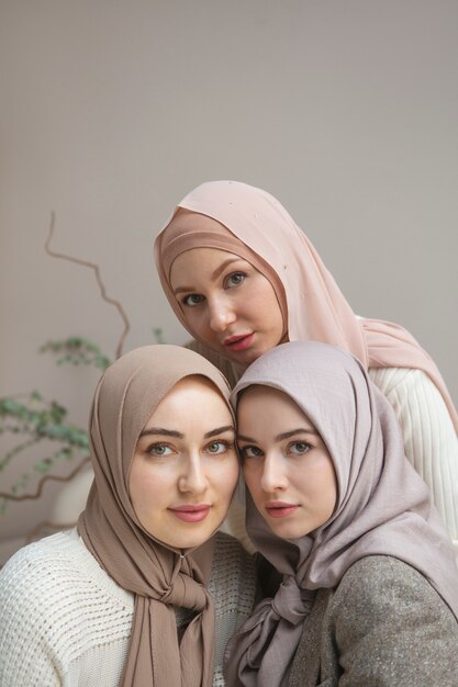 Mulheres bonitas vestindo hijab