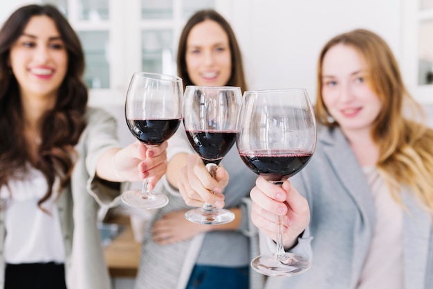 Foto grátis mulheres borradas com copos de vinho