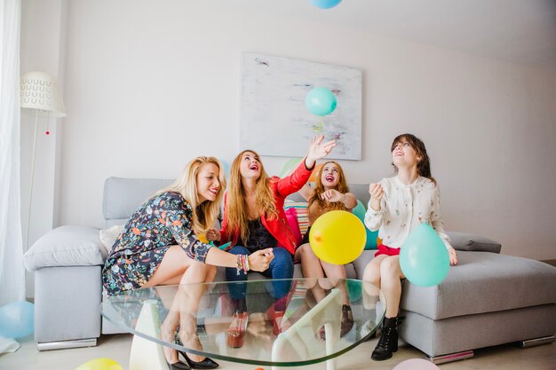 Mulheres brincalhão com balões