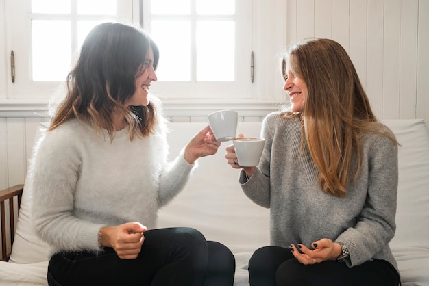 Mulheres, café bebendo, ligado, sofá