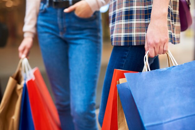 mulheres carregando sacolas de compras