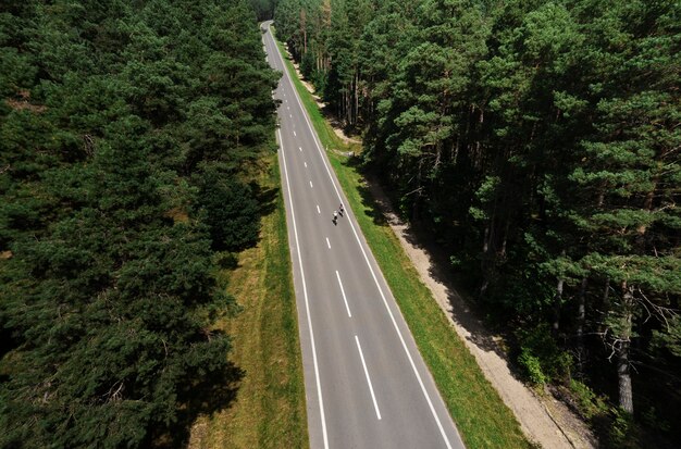 Mulheres ciclistas profissionais de tiro no escuro na estrada