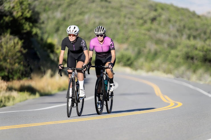 Foto grátis mulheres ciclistas profissionais